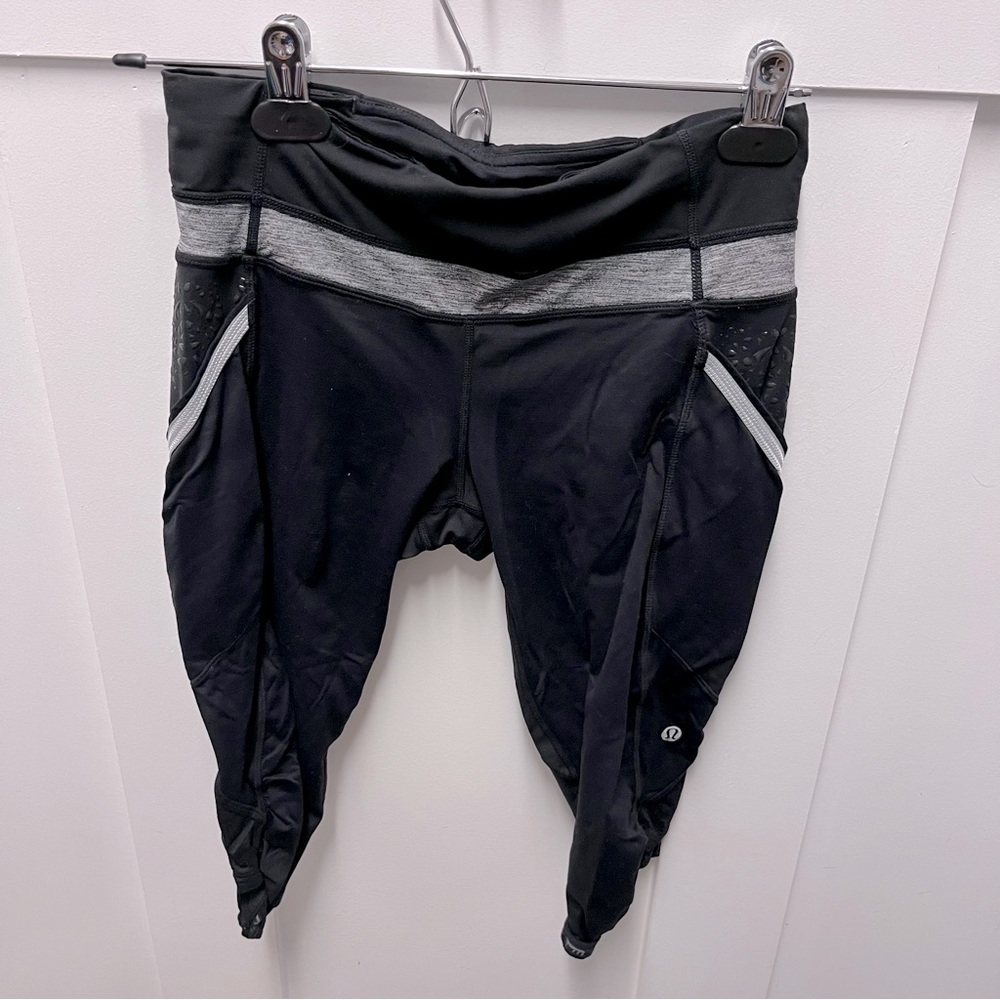 ⬇️$45 Lululemon black capris leggings size‎ 6